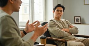 Cuidado com a inveja que se esconde atrás dessas frases comuns do dia a dia