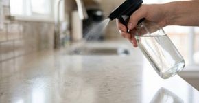 O vinagre pode ajudar em algumas tarefas de limpeza, mas misturá-lo com determinados produtos libera gases perigosos
