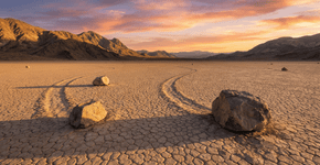 Geólogos dos Estados Unidos ficam em choque com as pedras gigantes que caminham sozinhas pelo deserto e deixam rastros de centenas de metros provando que a natureza tem uma força bizarra que ninguém conseguia explicar até agora