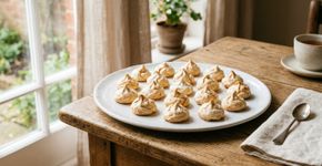Não jogue fora a água do grão-de-bico: bata até formar uma espuma firme e use no lugar das claras para preparar merengues veganos