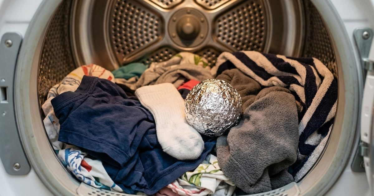 O motivo para colocar uma bola de papel-alumínio na secadora