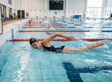 Featured side: Sair para nadar em vez de ir para academia ajuda muito, mas só funciona se a sessão durar no mínimo 45 minutos seguidos, sem pausas longas e com ritmo constante
