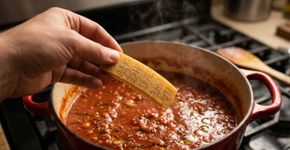 Um pedaço de casca que normalmente vai para o lixo pode transformar o molho de tomate caseiro em versão de restaurante italiano