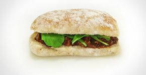 Faça um sanduíche de frango no molho barbecue aproveitando alimentos da sua geladeira