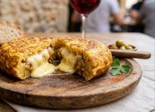 Featured side: Jesus Sánchez, chef: “A tortilla perfeita leva 4 batatas, 1 cebola, 6 ovos, queijo e azeite.”
