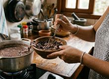 Featured side: Nem panela nova nem tempero caro: o feijão mais encorpado começa no passo que muita gente pula