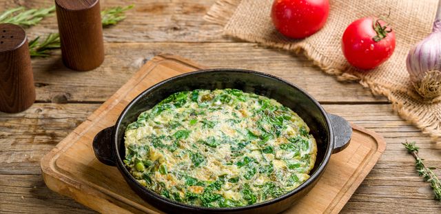 O sabor do omelete de espinafre e queijo para o café da manhã