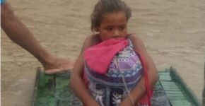 A menina que escolheu salvar seus livros durante a enchente em PE