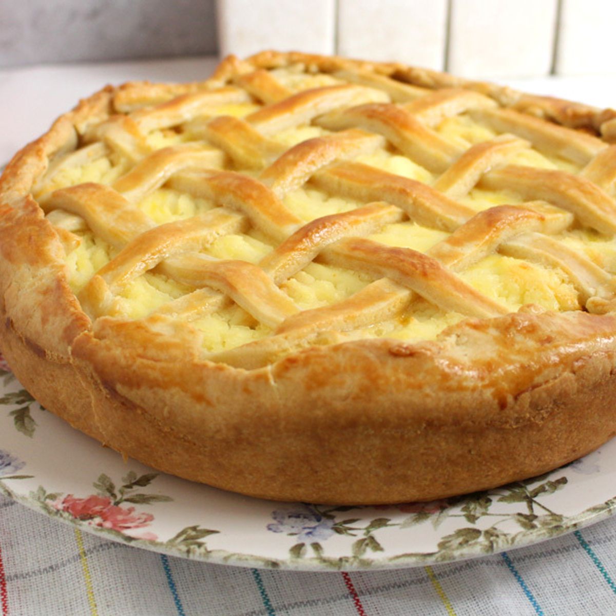 Empadão de frango com recheio cremoso; aprenda a fazer
