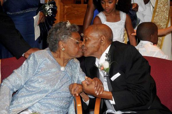Casal volta a viver junto após 45 anos de divórcio