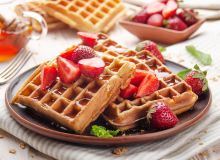 Featured side: Waffle com morangos: aprenda essa receita fácil e deliciosa para o café da manhã de domingo