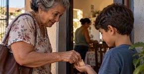 Avó começa a dar dinheiro escondido aos netos sempre que eles visitam, filhos descobrem meses depois e percebem que cada criança vinha contando uma versão diferente do que faria com o valor