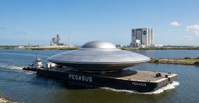 É real: uma estrutura colossal com formato de OVNI acaba de chegar ao Centro Espacial Kennedy da NASA.