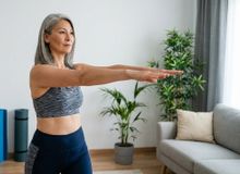 Featured side: O melhor exercício abdominal para mulheres com mais de 50 anos: Este exercício em pé ajuda a tonificar visivelmente o abdômen