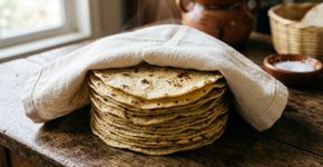 A maneira mexicana de manter tortillas macias não exige forno nem micro-ondas: depois de aquecidas, elas são empilhadas e embrulhadas em um pano para conservar calor e umidade até a hora de montar os tacos