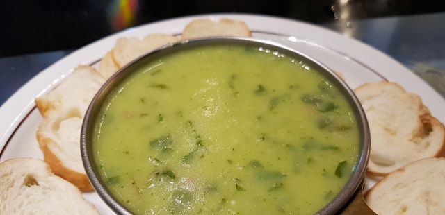 Esta versão low carb de caldo verde vai te surpreender de tão saborosa