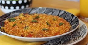 Vegetariano e cheio de sabor: risoto de tomate com manjericão