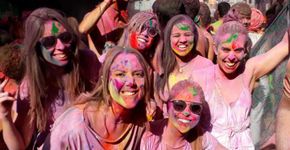 Brasileiras participaram do Holi na Índia