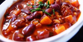 Barraca de rua serve feijoada vegana aos domingos