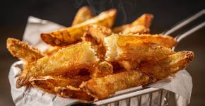 A batata frita ficará dourada e sequinha: o segredo está em um copo de vinagre na água