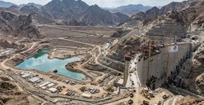 A Arábia Saudita está erguendo três imensas barragens para criar um lago artificial de 2,8 quilômetros no deserto, e o projeto contesta quase todas as regras naturais ao seu redor