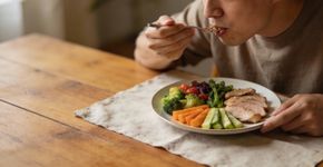 O truque de mastigar devagar que muda seu metabolismo