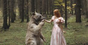Fotógrafa cria série de fotos com mulheres e animais selvagens