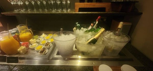 O espaço tem um pequeno bufê de petiscos e bebidas