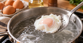 Vinagre na água do ovo pochê não cozinha mais rápido, mas ajuda a clara a firmar perto da gema durante os primeiros segundos