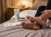 Featured side: Passe uma gotinha disso nos pés todos os dias antes de dormir, os benefícios são muitos