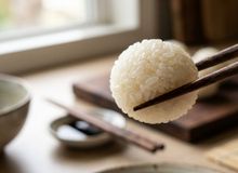 Featured side: Os japoneses garantem: “Para deixar o arroz de sushi mais brilhante e com sabor no ponto certo, o segredo é colocar vinagre de arroz”