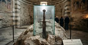 Não é a lenda do Rei Arthur: esta espada medieval realmente está cravada em uma pedra na Itália