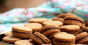 Biscoitos integrais com recheio de chocolate