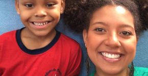 ‘Linda igual você’: professora faz mesmo penteado afro que aluna