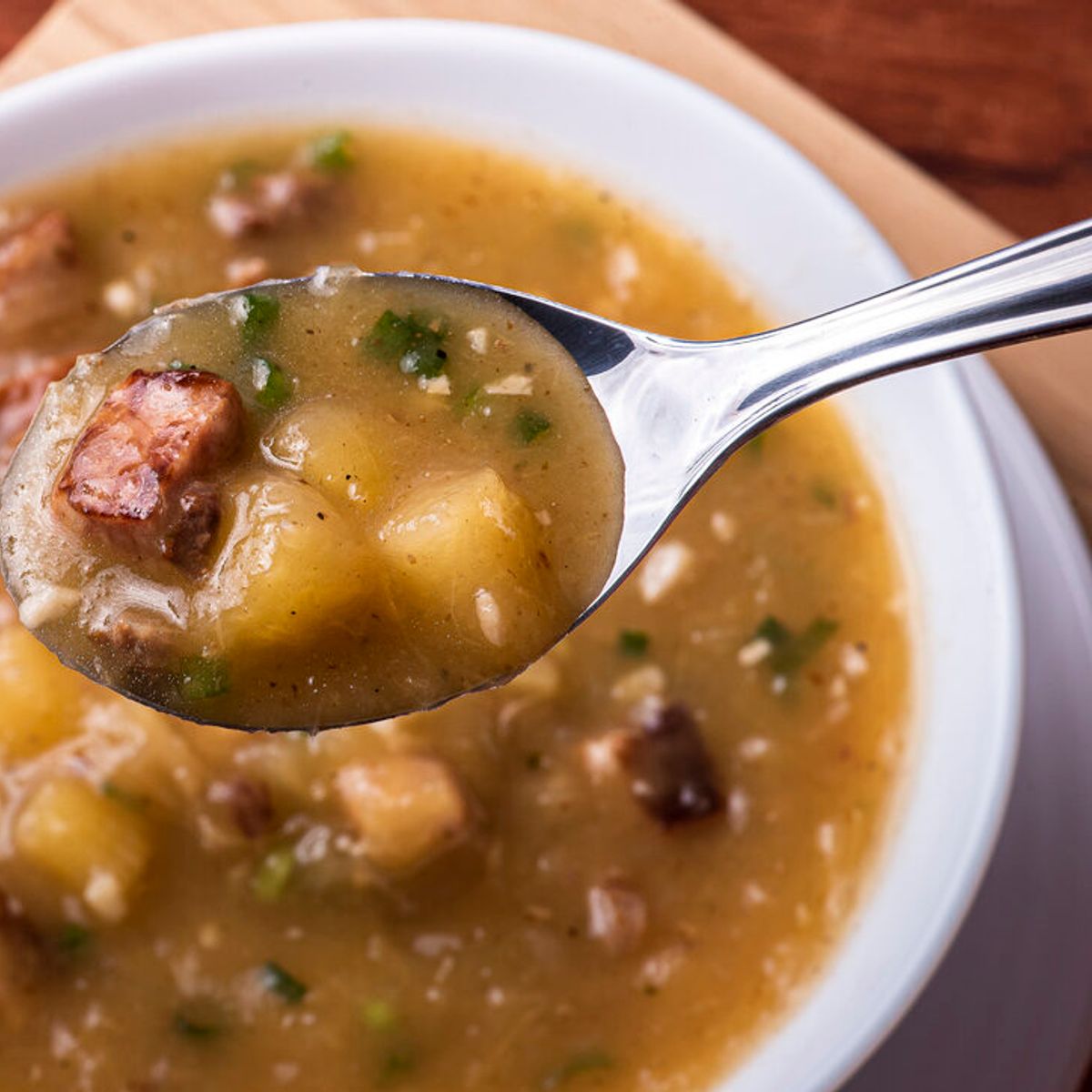 Caldo de mandioca com carne e bacon: conforto em cada colher