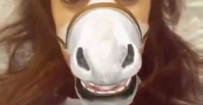 Anitta corrige erros de inglês em hotel e gera atrito na internet