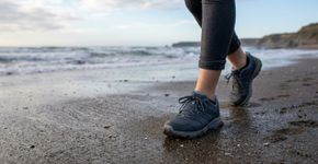 Álvaro Puche, personal trainer, sobre andar na praia: “Depois dos 40, 50 e 60 anos, é melhor caminhar na areia molhada, pois ela não gera tanta instabilidade nas articulações, como tornozelos, pés, joelhos e quadris, quanto a areia seca”