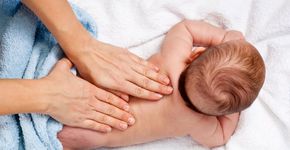Aprenda o passo a passo da massagem Shantala com aplicativo gratuito