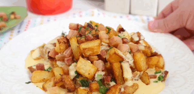Faça essa batata com molho cremoso de queijo e nunca mais queira comer de outro jeito