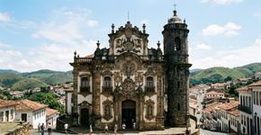 Nas encostas de Minas Gerais, uma cidade surgida no ciclo do ouro preserva igrejas, pontes, fontes e obras de Aleijadinho: Ouro Preto, onde o traçado irregular do século XVIII atravessou períodos de isolamento quase sem perder sua paisagem colonial