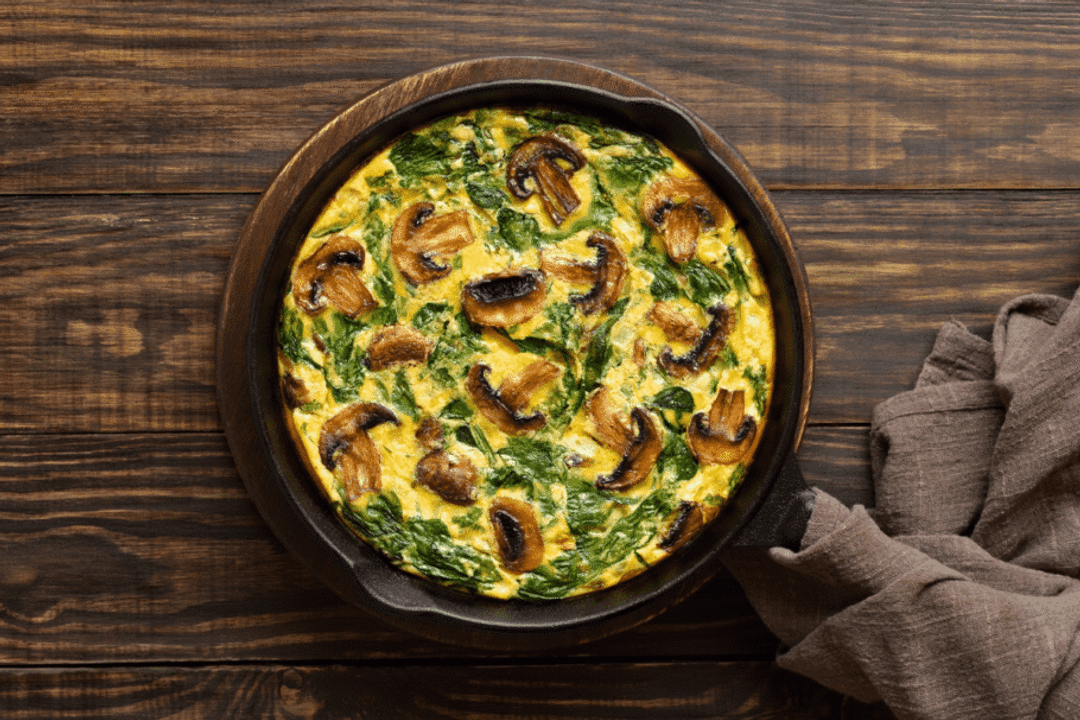 Fritada de ora-pro-nóbis com cogumelo (Imagem: Tatiana Volgutova | Shutterstock)