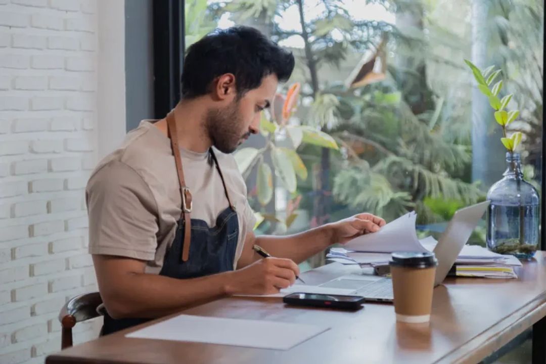 Manter receitas e despesas organizadas facilita o acompanhamento da situação financeira da empresa (Imagem: Simplylove | Shutterstock)