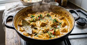 Os indianos concordam: “Para deixar o frango ao curry mais aromático e saboroso, o segredo é adicionar uma folha de louro e cardamomo inteiro durante o cozimento.”