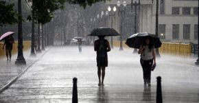 3 doenças causadas pelo contato com a água da chuva