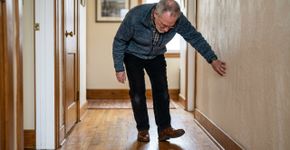 Vários treinadores concordam: “Se você tem mais de 50 anos e precisa olhar para o chão ao caminhar ou precisa se apoiar com frequência, seu equilíbrio pode estar piorando.”