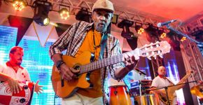 Cleber Augusto, ex-Fundo de Quintal, celebra aniversário no Renascença