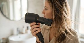 O secador muito perto concentra calor no mesmo ponto, e a distância pode influenciar o dano aos fios