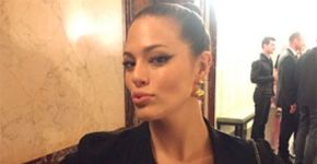 Ashley Graham vai com vestido transparente à premiação