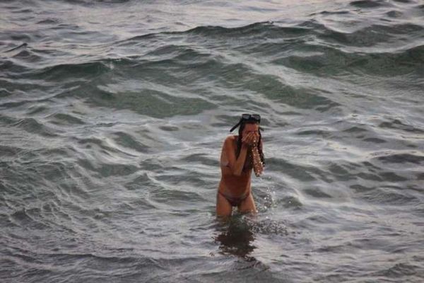 A mãe deixa o mar após dar à luz