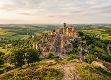 Featured side: A vila no interior da França com uma abadia medieval e um dos mercados mais tradicionais da Europa
